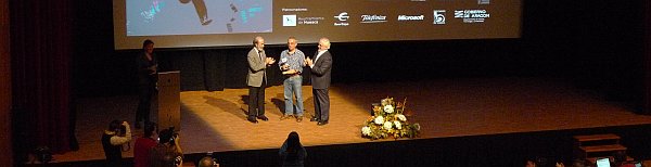 javier pérez de albéniz Javier Pérez de Albéniz (centro), recibe el premio Blasilo de Huesca al ingenio en Internet de manos de Forges (derecha) y acompañado por el alcalde de Huesca, Fernando Elboj.