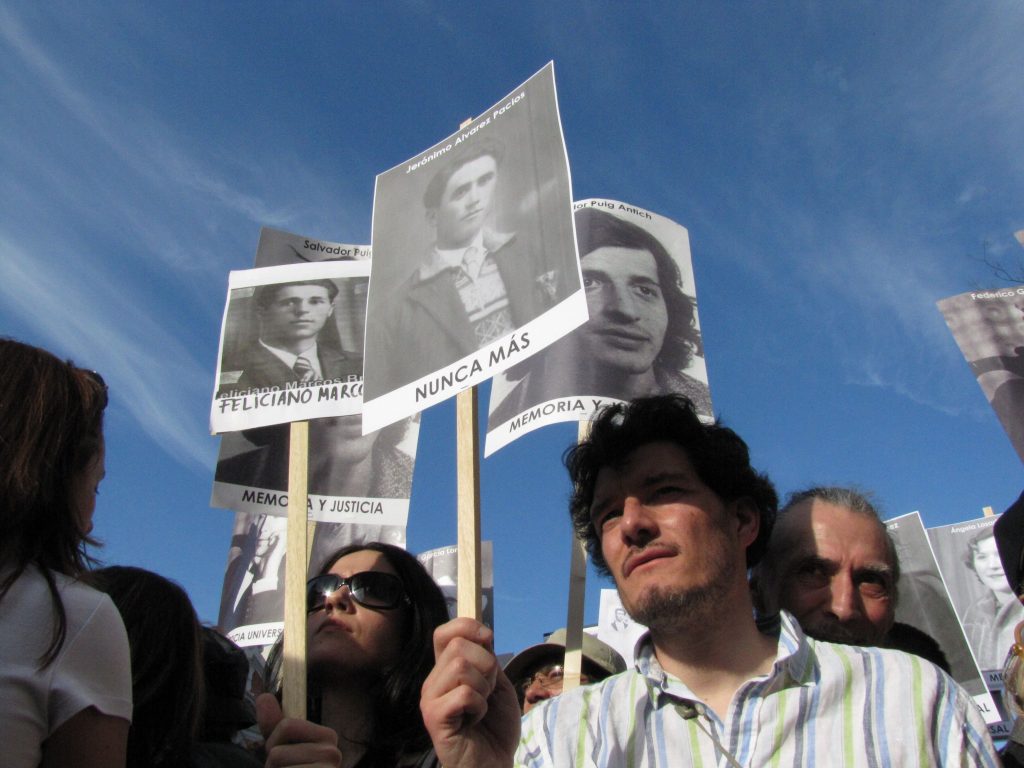 Manifestantes, con fotos de represaliados por el franquismo.
