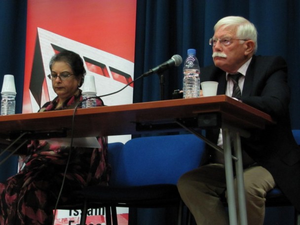 Hina Jilani y Desmond Travers, durante la charla. (Mónica G. Prieto)