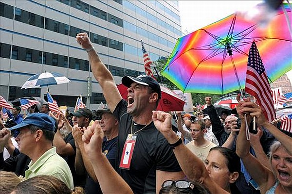 Nueva York - mezquita - zona cero Un grupo de manifestantes desfila por Manhattan, durante la marcha contra la construcción de una mezquita en la 'zona cero'. (Peter Fowley / efe)