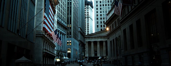     Calle de Wall Street, sede de la Bolsa de Nueva York. (Henry Han / Wikimedia Commons) 