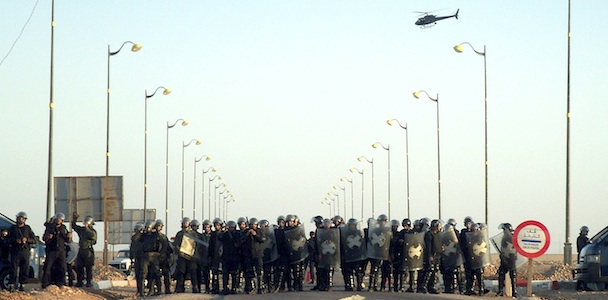 Policías marroquíes en El Aaiún.