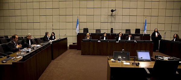 EL EX GENERAL LIBANÉS YAMIL SAYYED COMPARECE ANTE EL TRIBUNAL QUE INVESTIGA EL ASESINATO DE HARIRI El ex general libanés y ex jefe de la Seguridad Nacional Yamil Sayyed (izquierda) comparecen ante el tribunal especial apoyado por la ONU que investiga el asesinato del ex primer ministro Rafic Hariri, en Leidschendam, Holanda, el pasado 14 de enero. / Jerry Lampen (Efe)