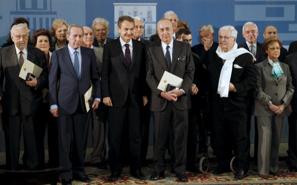 ZAPATERO CONDECORA A MIEMBROS DE LA COMISIÓN DE SECRETARIOS DE ESTADO Y SUBSECRETARIOS DEL 23-F