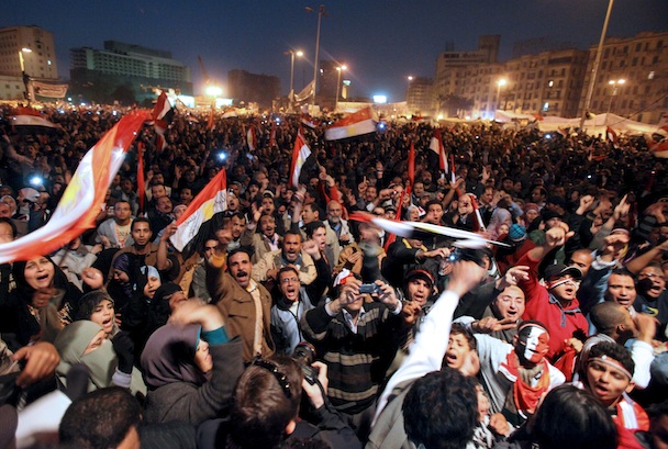 MILES DE EGIPCIOS CELEBRAN LA RENUNCIA DE MUBARAK