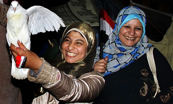 Una joven sostiene una paloma, ayer, durante las celebraciones en El Cairo por la renuncia del presidente Mubarak. / (Stringer / Efe)