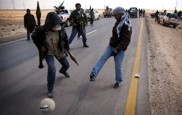 Rebeldes libios jugando al fútbol (blog AG)