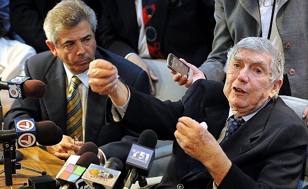 POSADA CARRILES: JUSTICIA DE EE.UU. CONFIRMÓ SU INDEPENDENCIA AL ABSOLVERME El anticastrista Luis Posada Carriles (derecha), acompañado de su abogado Arturo Hernández, durante una rueda de prensa convocada en Miami, Florida (EEUU), ayer. / Gastón de Cárdenas (Efe)