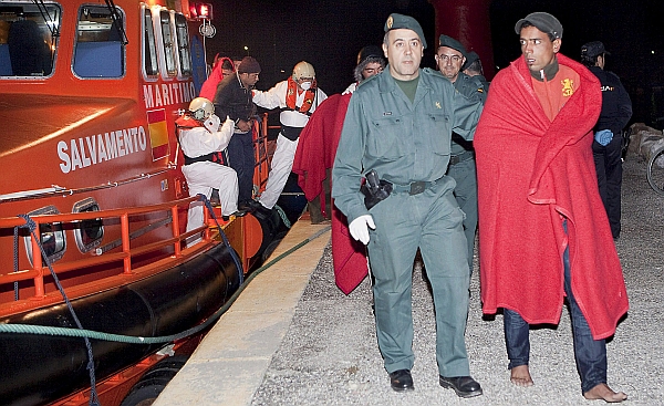 LLEGA A MOTRIL UNA PATERA CON 31 INMIGRANTES MARROQUÍES, DOS DE ELLOS MUJERES