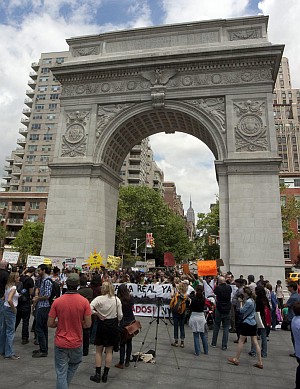 CASI DOSCIENTOS "INDIGNADOS" TOMAN NUEVA YORK AL GRITO DE "ESTAMOS CON SOL"