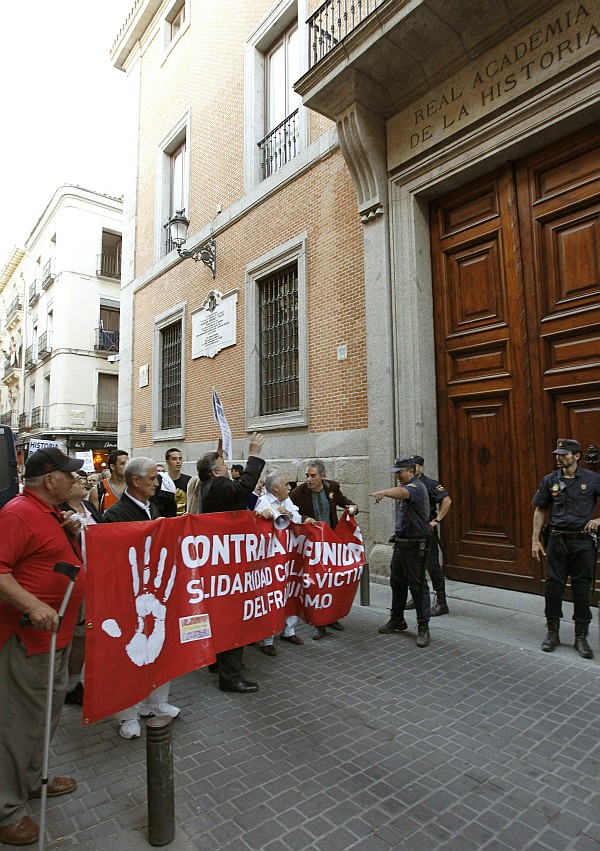 CONCENTRACIÓN ANTE LA REAL ACADEMIA DE LA HISTORIA