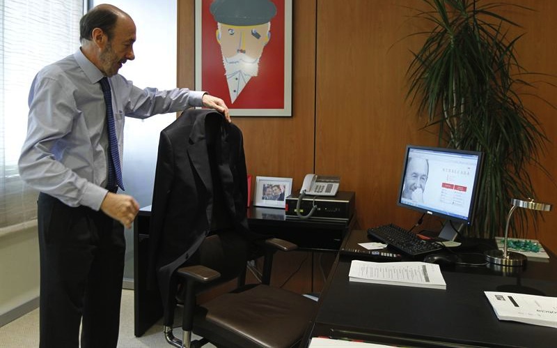 Rubalcaba en su nuevo despacho de Ferraz
