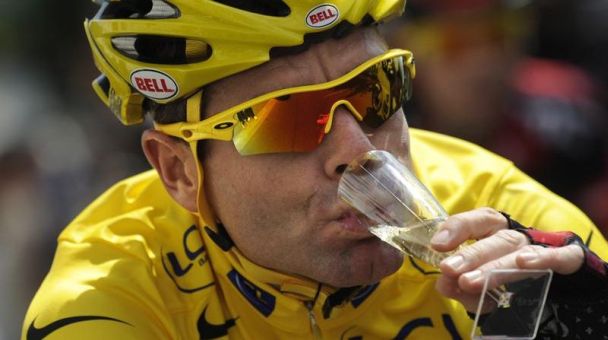 Cadel Evans celebra con una copa de champagne su victoria en el Tour 2011