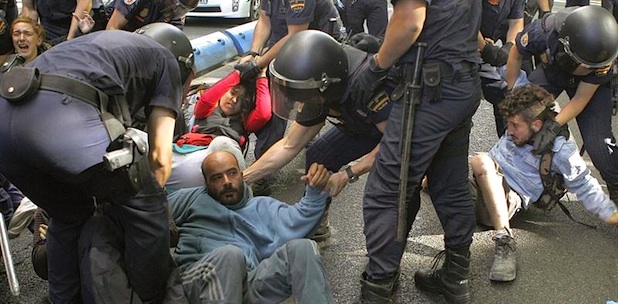 Antisdisturbios desalojan a 'indignados'