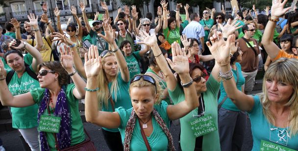 Imagen de la cadena humana que rodeó ayerla Consejería de Educación madrileña y en la que participaron varios miles de personas. / Kote (Efe)