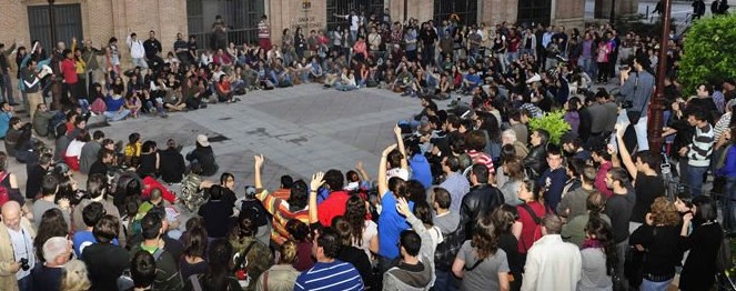 Asamblea de indignados en la Glorieta de Murcia 15-M