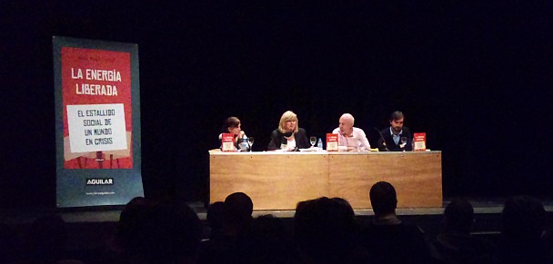 ener02 De izquierda a derecha, Lourdes Lucía, Rosa María Artal, Ramón Lobo e Ignacio Escolar, el pasado miércoles en el Círculo de Bellas Artes de Madrid, durante la presentación del libro. / P. A.
