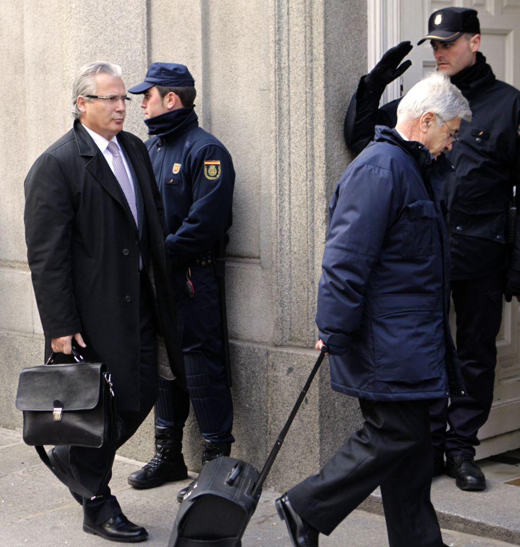 GARZÓN LLEGA AL SUPREMO PARA SER JUZGADO POR LAS ESCUCHAS DE "GÜRTEL" El juez Baltasar Garzón, junto a su abogado, accediendo al Tribunal Supremo. / Sergio Barrenechea (Efe)