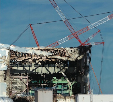 Gruas en un reactor de Fukushima