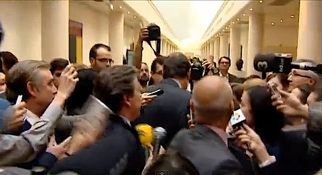 Rajoy huye de la prensa en el Senado