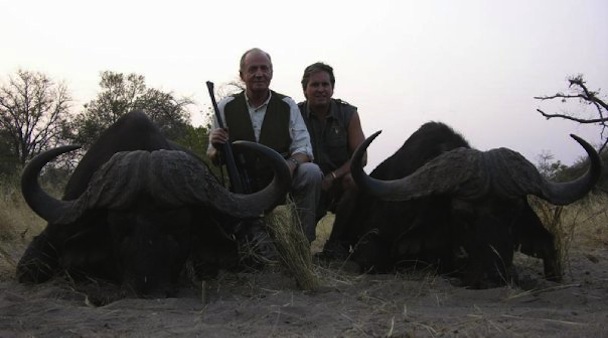 Rey safari Botsuana El rey posa con otro cazador en medio de dos búfalos africanos abatidos durante una cacería celebrada en 2006. / rannsafaris.com