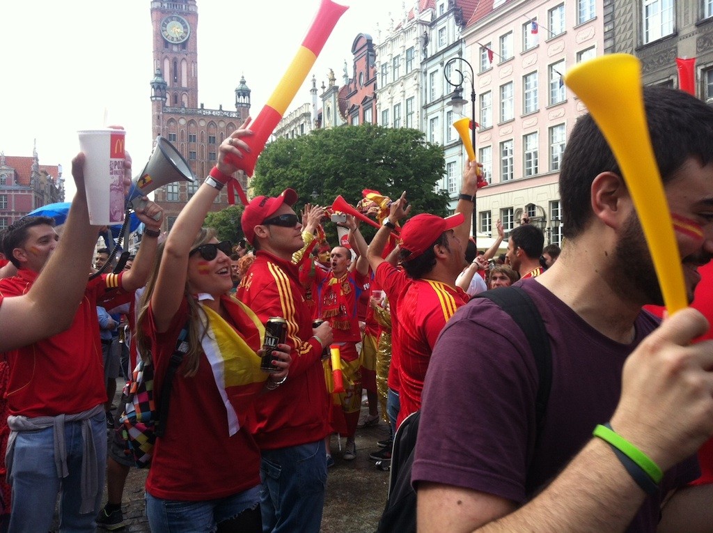 Hinchada de La Rajo en el casco antiguo Gdansk