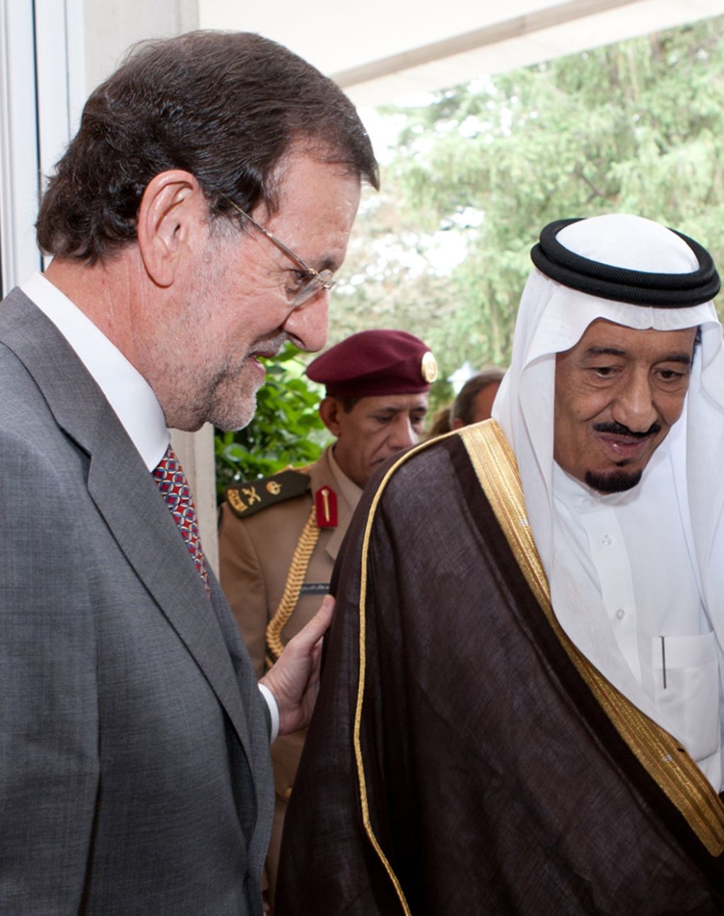 Mariano Rajoy, recibiendo en junio de 2012, en La Moncloa, al ministro de Defensa de Arabia Saudí, el Príncipe Salman Bin Abdul Aziz Al Saud.
