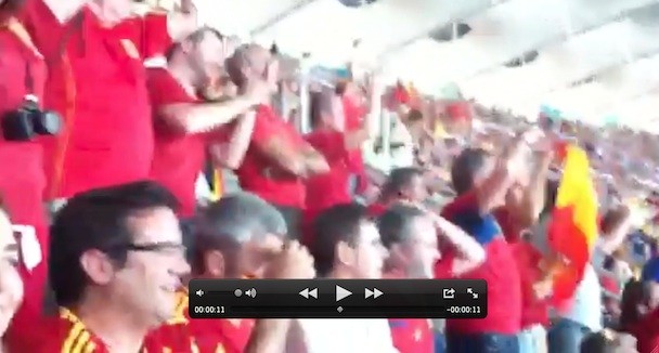 La afición celebra el segundo gol de España