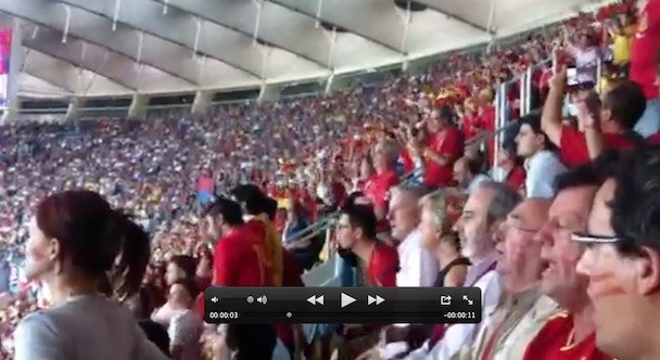 Reacción de los aficionados tras el tercer gol