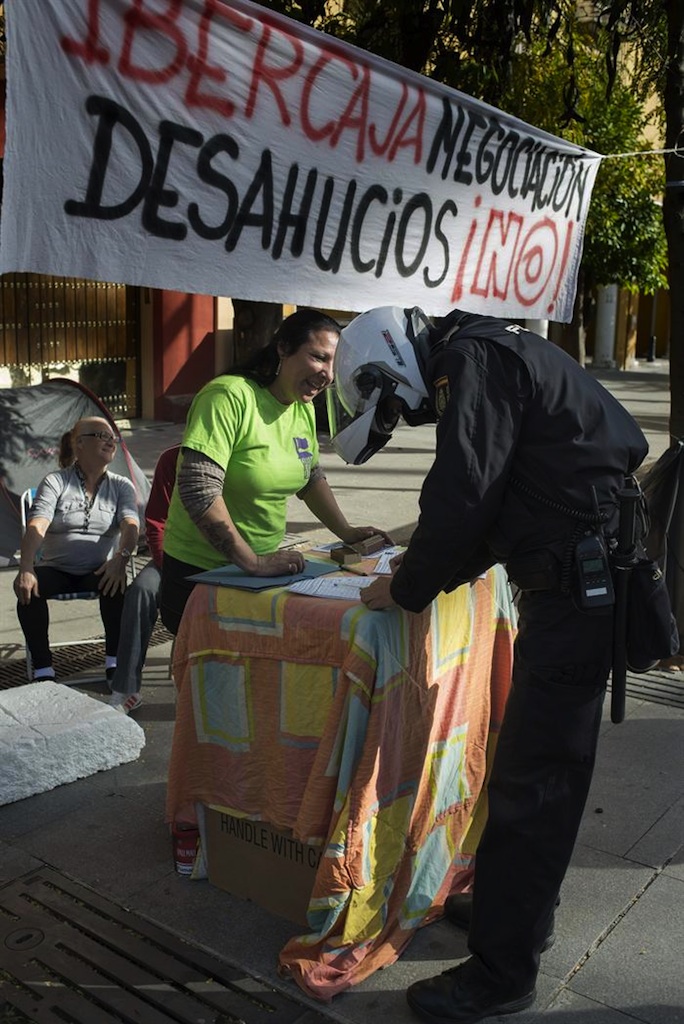 Policía frima contra los desahucios