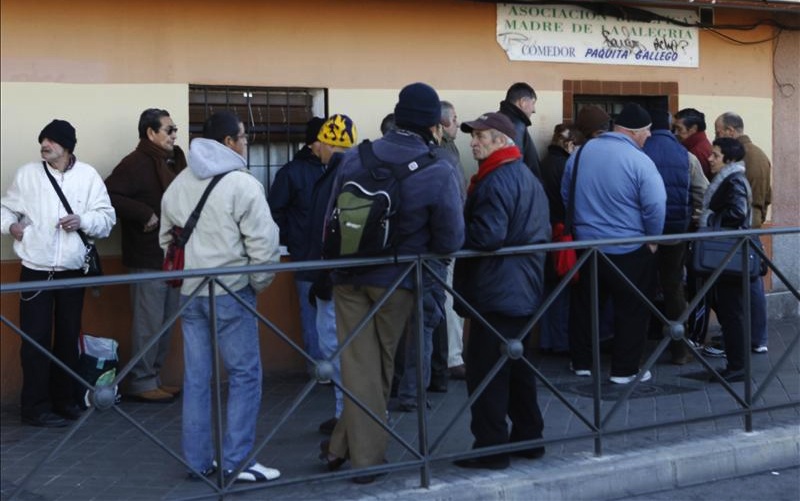 Cola ante un comedor social Un grupo de personas hace cola ante el comedor social 'Paquita Gallego', de Leganés (Madrid). / Efe