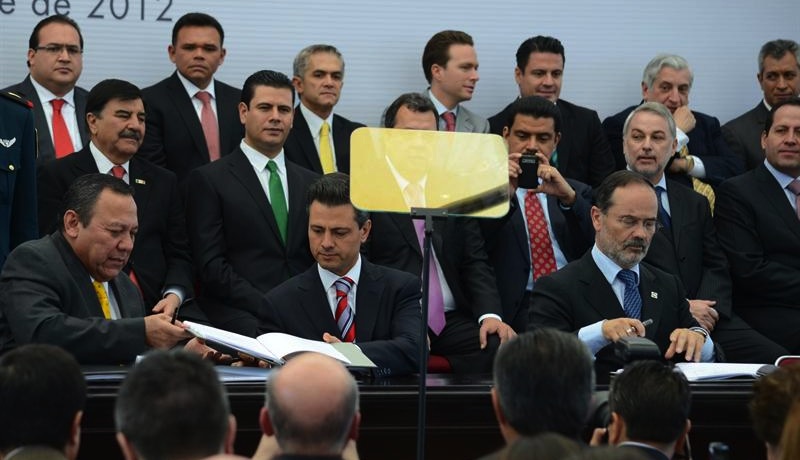 Firma del Pacto por México (Madero, Peña Nieto y Zambrano)