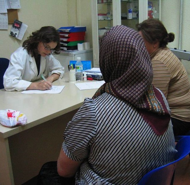 Mujeres inmigrantes en una consulta médica
