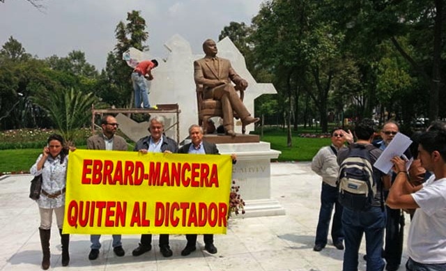 Protesta en México ante la estatua de Heydar Aliyev