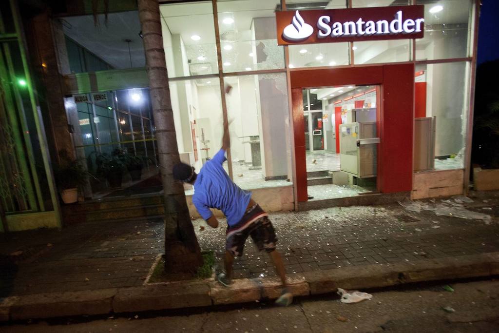 Protestas_Brasil_Banco_de_Santander