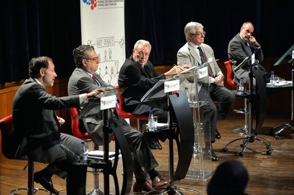 Renovales, Herrero, Tapia, López Burniol y Ridao, en un momento del debate . / Santiago Ojeda (Foro de Encuentros)