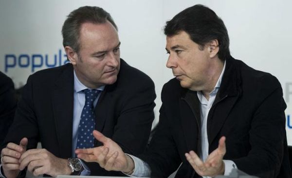 El presidente valenciano, Alberto Fabra, a la izquierda, y el de Madrid, Ignacio González, durante una reunión de la dirección del Partido Popular. / Efe