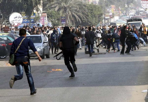 La policía disuelve una manifestación contra los resultados del referéndum constitucional en El Cairo. / Khaled Elfiqi (Efe)