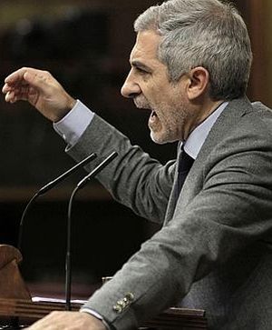 Gaspar Llamazares (IU) durante una intervención desde la tribuna del Congreso. / Efe