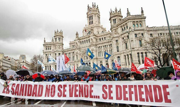 Imagen de la última manifestación convocada por la Marea Blanca en las calles de Madrid contra la privatización de la Sanidad Pública. / @madridsindical