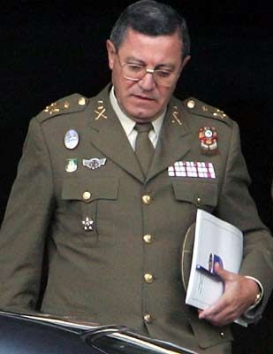 El teniente general José Mena Aguado abandonando el Ministerio de Defensa tras serle comunicada su sanción. / Efe