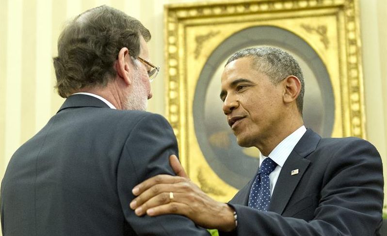 El presidente de los Estados Unidos, Barack Obama, a la derecha, saludando ayer a Mariano Rajoy  en la Oficina Oval de la Casa Blanca en Washington, D.C., (EEUU). / Ron Sachs (Efe)