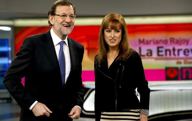 El presidente del Gobierno, Mariano Rajoy, y la directora de informativos de Antena 3, Lomana, la noche del lunes, momentos antes de la entrevista. / Juanjo Martín (Efe)