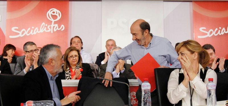 Alfredo Pérez Rubalcaba, en el centro, junto a José Griñán, izquierda, y Elena Valenciano durante la reunión del Comité Federal del PSOE. / Flickr PSOE