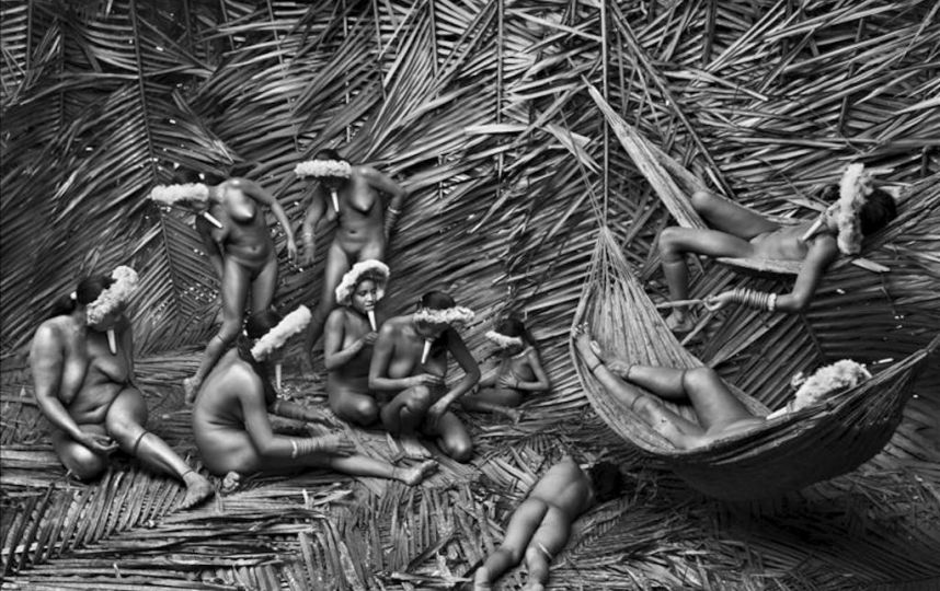 Fotografía de varias mujeres del poblado Zo'é, en Towari Ypy (Brasil), una de las 245 imágenes que forman parte de la exposición "Génesis" del fotógrafo brasileño Sebastião Salgado. / Efe
