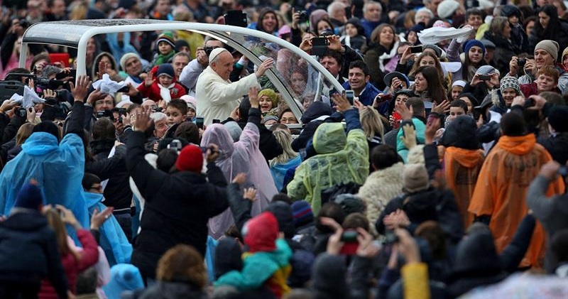 El Papa Francisco saluda a los fieles durante la Audiencia Pública celebrada este miércoles, día 5, en la plaza de San Pedro. / Alessandro di Meo (Efe)