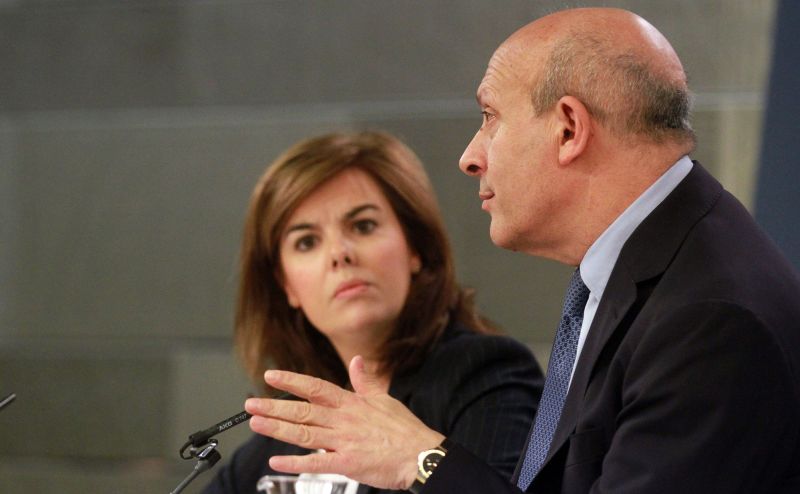 José Ignacio Wert y Soraya Sáenz de Santamaría, ayer, durante la conferencia de prensa tras el Consejo de Ministros. / lamoncloa.gob.es