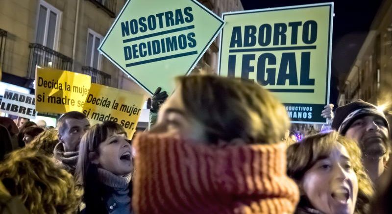 Imagen de una de las manifestaciones a favor del aborto legal convocadas por el movimiento feminista en Madrid. / Emilio Naranjo (Efe)