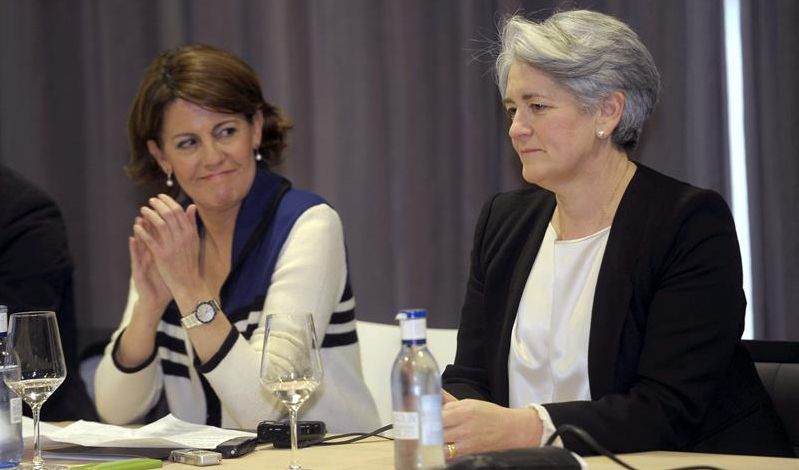 La presidenta del Gobierno de Navarra, Yolanda Barcina, a la izquierda, junto a su consejera de Hacienda, Lourdes Goicoechea, durante la reunión de altos cartos de UPN celebrada en la localidad navarra de Tafalla. / Villar López (Efe)
