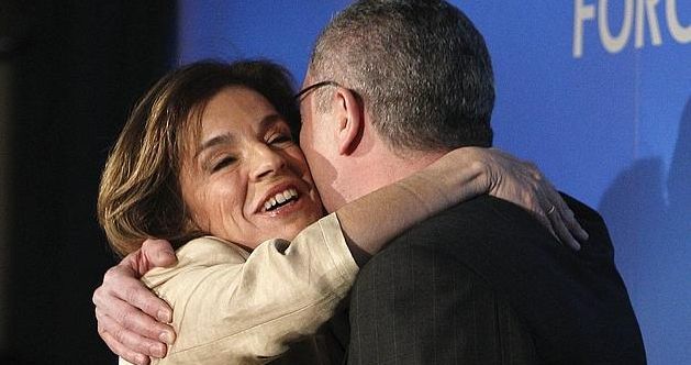 La alcaldesa de Madrid, Ana Botella, abrazando a su predecesor en el cargoy actual ministro de Justicia, Alberto Ruiz-Gallardón, en una imagen de archivo. / Efe